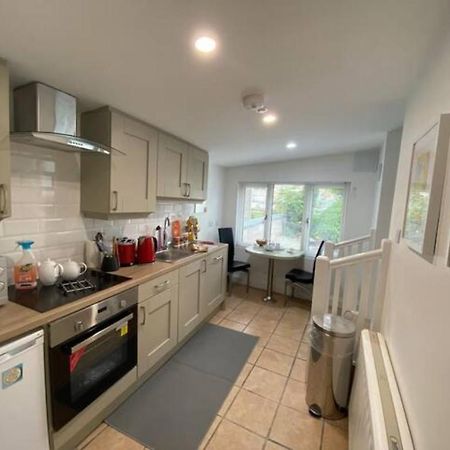 Location, Location! Gorgeous 1 Bed Apt- キラーニー エクステリア 写真