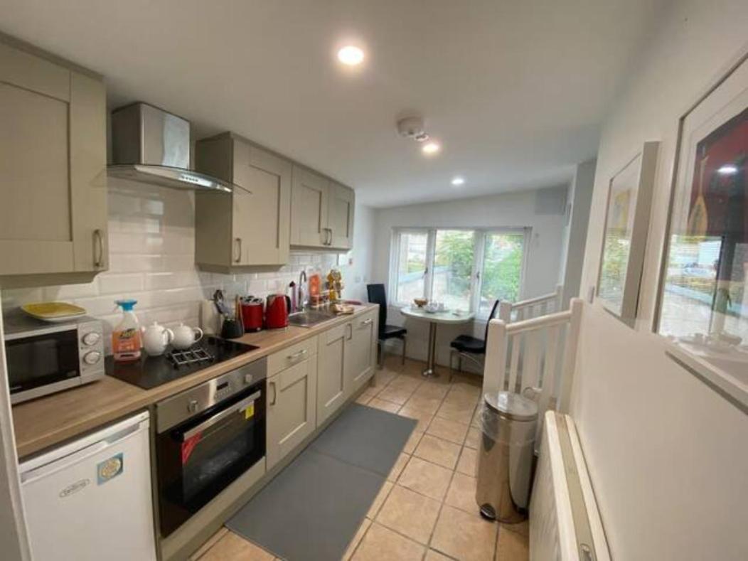 Location, Location! Gorgeous 1 Bed Apt- キラーニー エクステリア 写真